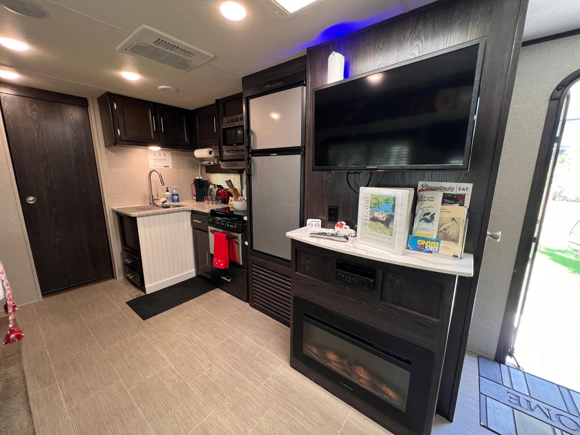 Lake Front Rv Experience Close To Port Canaveral And Kennedy Space Center Hotel Titusville Kültér fotó